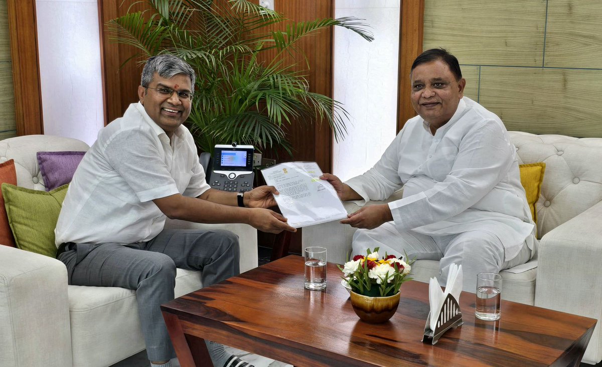 AtulGargBJP's tweet photo. आज नई दिल्ली स्थित राष्ट्रीय राजमार्ग प्राधिकरण (NHAI) मुख्यालय में चेयरमैन श्री संतोष यादव जी से शिष्टाचार भेंट कर लालकुआँ, गाज़ियाबाद से ज्ञानी बॉर्डर तक (14 कि.मी.) के मार्ग को राष्ट्रीय राजमार्ग घोषित किए जाने का आग्रह किया।
#Ghaziabad #AtulGarg https://t.co/wm6TbR26kn
