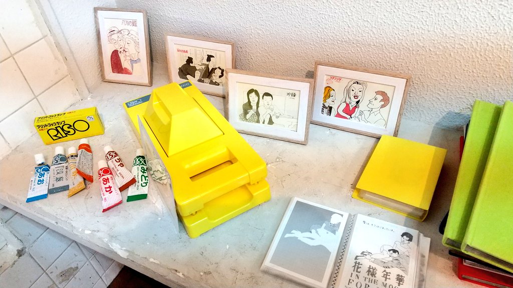 mahiro05's tweet photo. シネマ通信展、プリントゴット本体も展示されてました。
私も若い頃、プリントゴットでイラストや近況報告の文章を印刷して、個人通信として、友人たちに送りつけておりました(笑)  家庭用のコピー機を買ってからは、今流行りのZINEみたいなのもコピーで作ってました。 https://t.co/NgEwNlHNy4
