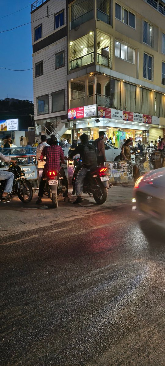 krish2cherukuri's tweet photo. @CYBTRAFFIC Raihmath nagar to Yousufguda heare 1 way but may are going in wrong root. Please do needful. https://t.co/vkdMeLTFO6