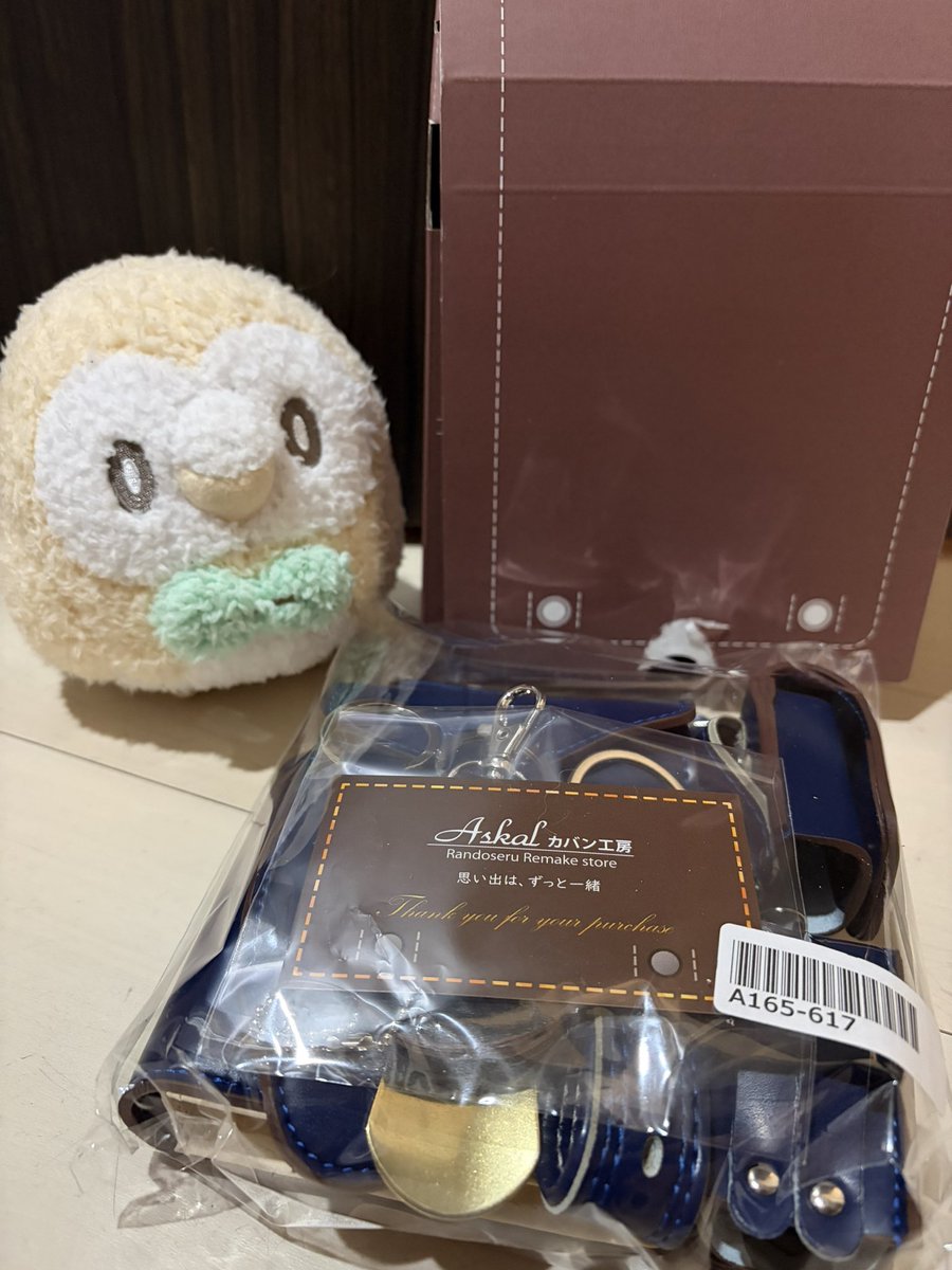 minyarimrim's tweet photo. 本日Askalカバン工房さんに依頼していた息子氏のランドセルリメイクが届いた！
早速財布の入れ替えをしたみたい😊
傷があった部分は『右側のやつだ！』と分かるみたい☺️
ランドセル型は１つうちがいただいた😁
次は娘のランドセルリメイクを���願いしなきゃ！

#ランドセルリメイク #Askalカバン工房 https://t.co/hOYhOWi1Kk