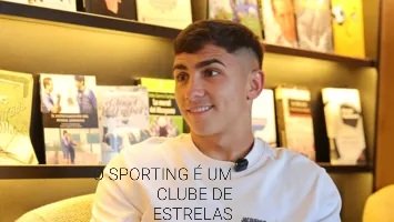 Burlesconi's tweet photo. À porta da Tasca 
- Que nome se dá a um grupo de estrelas?
- Depende. De corpos celestes, galáxia. De jogadores de futebol, Alvaláxia. https://t.co/nYKakRw7a2