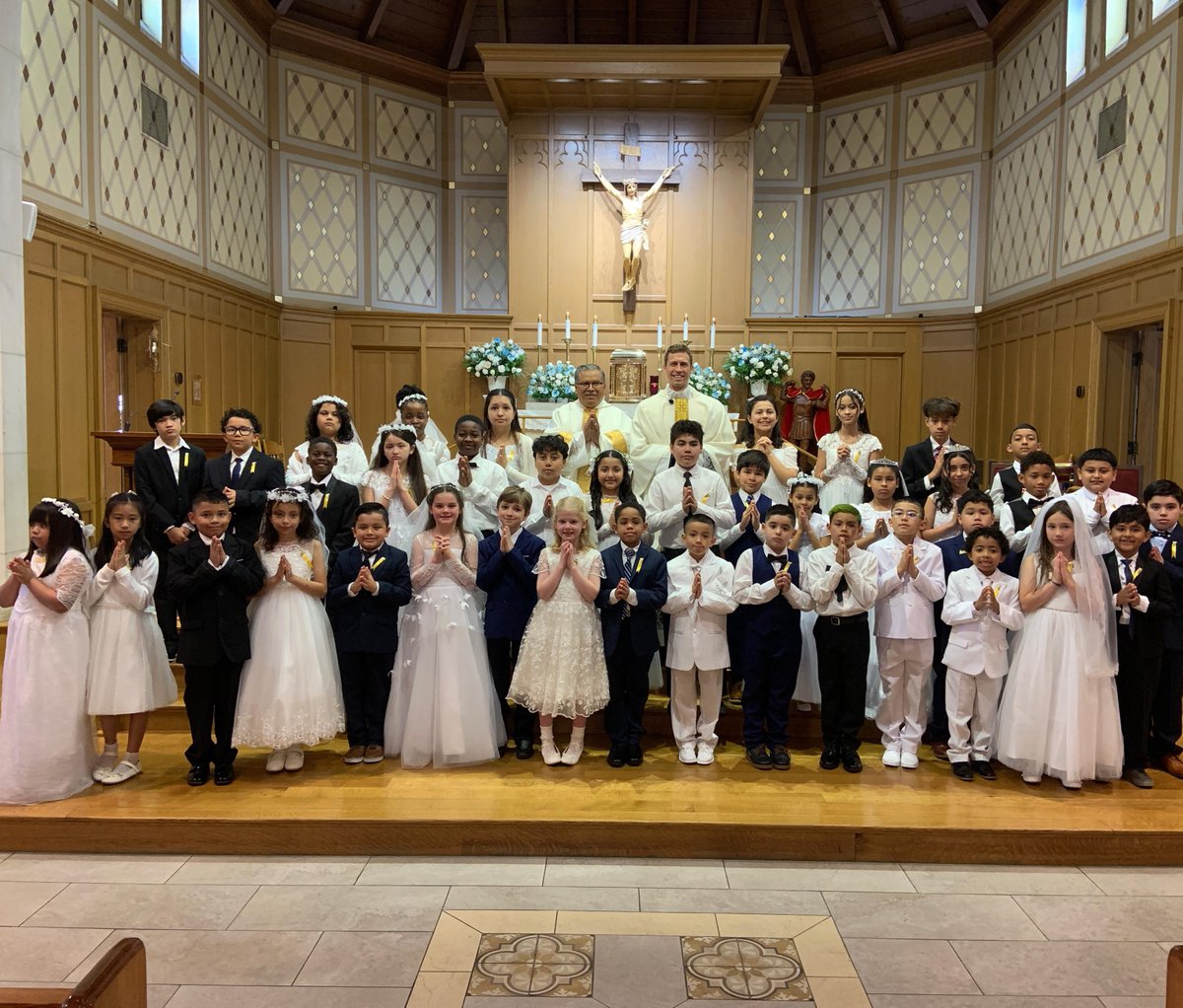 ADWCathSchools's tweet photo. Congratulations to the students across our #ADWcommUNITY who recently received their First Holy Communion or Confirmation!
 
These sacred milestones mark important steps in their faith journey. Please join us in praying that they continue to grow in faith, hope, and love. https://t.co/VVQol4USot