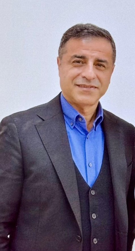 agunduz47's tweet photo. Selahattin demirtaş onurumuzdur..

Selahattin demirtaş serbest bırakın.

#SelahattinDemirtaş https://t.co/1RiQEIMF4V