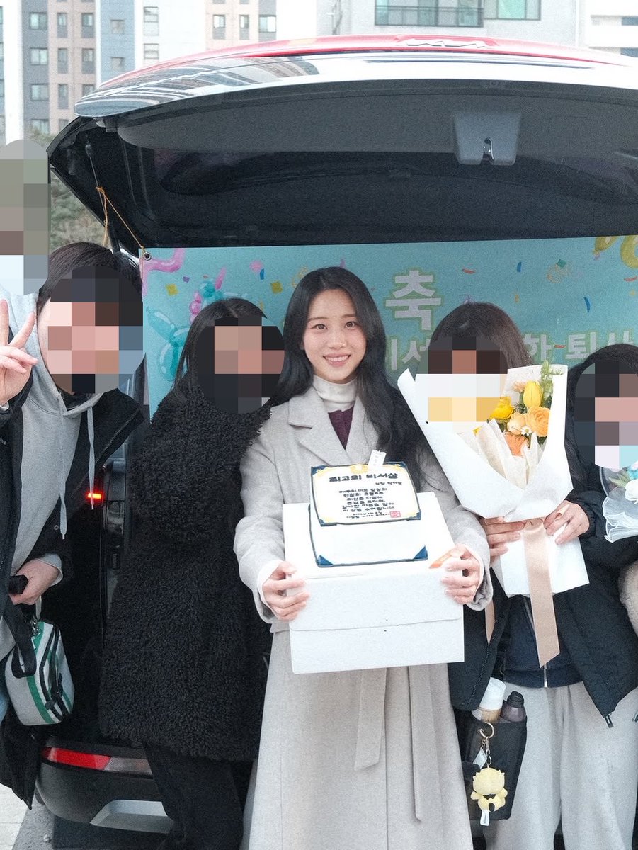 hwwayo's tweet photo. 아정팀!! 💕💕 https://t.co/UVASc3LpHK