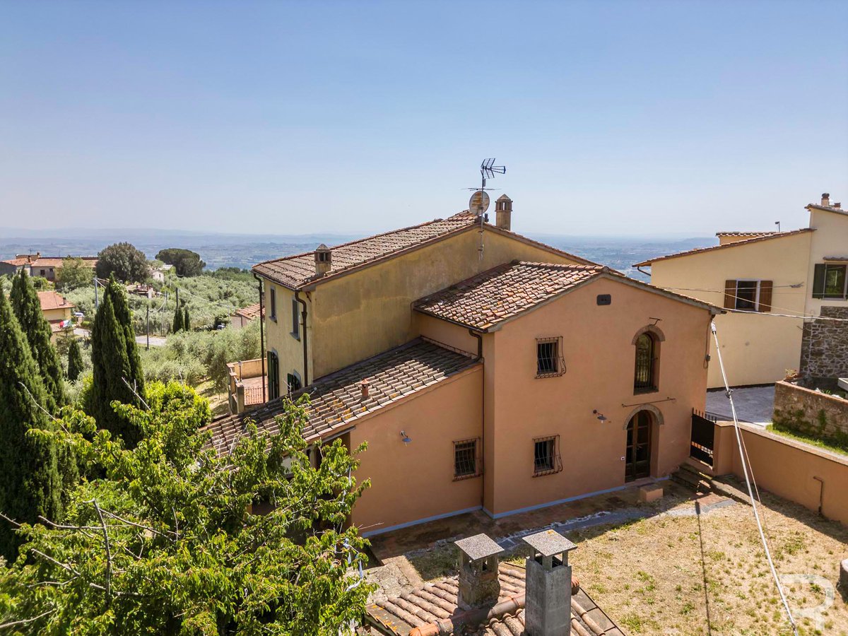 italianhouses's tweet photo. 🌿🏡Elegant country house in #Lamporecchio
🫒55 olive trees &amp; #Tuscan hills
🏡Guest annex &amp; vaulted cellar
🍕Pizza oven, BBQ &amp; fireplaces
🛏️3 bedrooms + guest space
💶€645K
❓Pizza nights or olive grove sunsets?

https://t.co/4eky2oFLLa
#PropertyItaly #Toscana #Pistoia https://t.co/NIK5I4NmjN