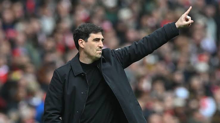 GuillemBalague's tweet photo. In the @5liveSport chat I had with Andoni Iraola some months back I asked him, where is football going? His answer tells you a lot about his coaching:

“Players do not demand freedom; they demand structure from their coaches. It is from that structure that they feel free and can make their own decisions.

As coaches, we cannot arrive somewhere and tell everyone: “Do whatever you want. Take the ball wherever you want.” If you did that, after 30 minutes they would be angry with us. They want us to show them the way. They demand organisation, information, different options, and thorough preparation for every game.

They are asking us to study a lot. Our job is to put the player in the best possible scenario to shine.

With that preparation in their armour, they can then make informed decisions and make the difference on the pitch.

There are different styles and different ways to play, but all of them require structure, study, thought and hard work.”