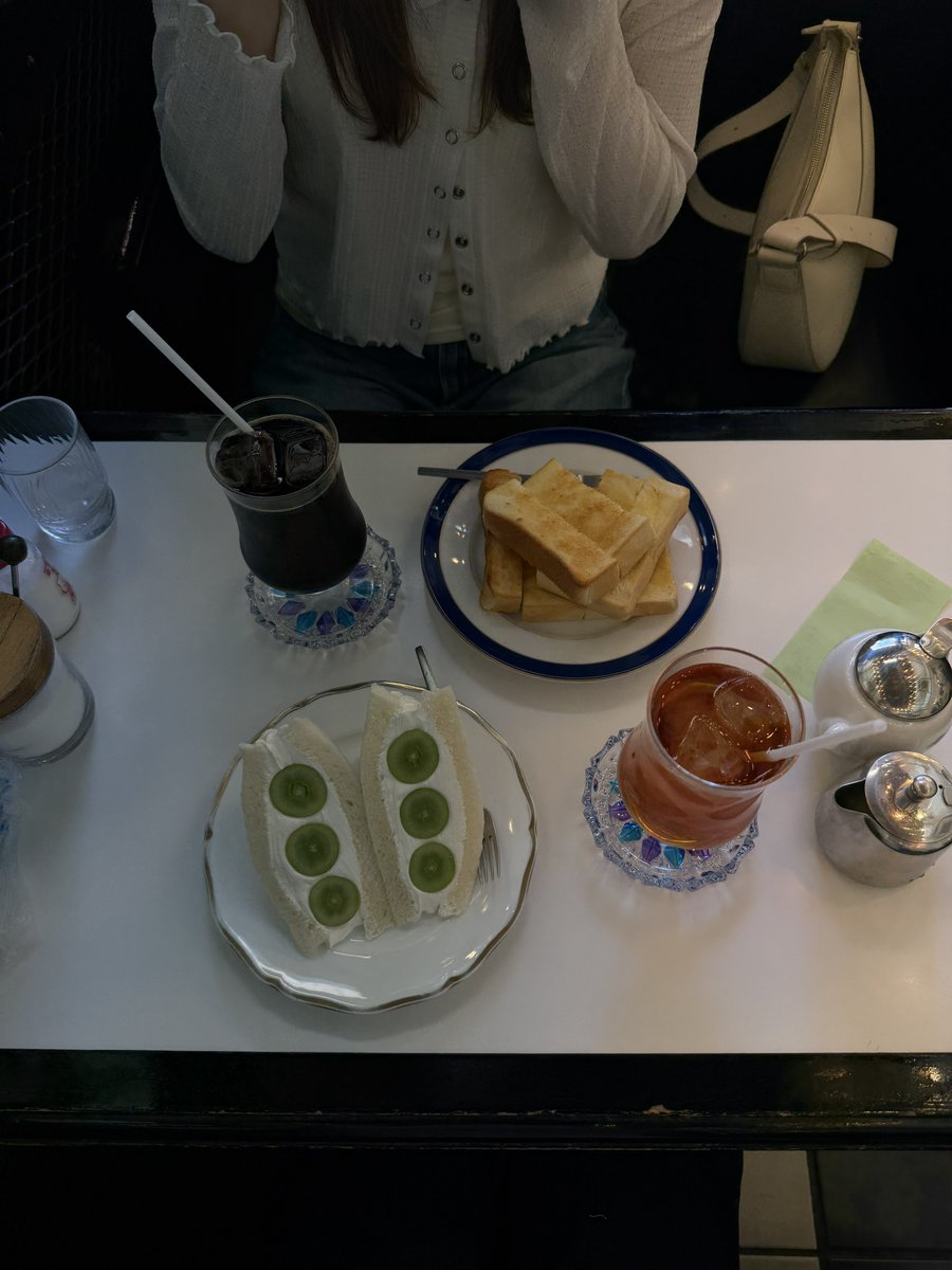 llbeur_'s tweet photo. ☕️⭐️ https://t.co/vzIQpMf0ZC