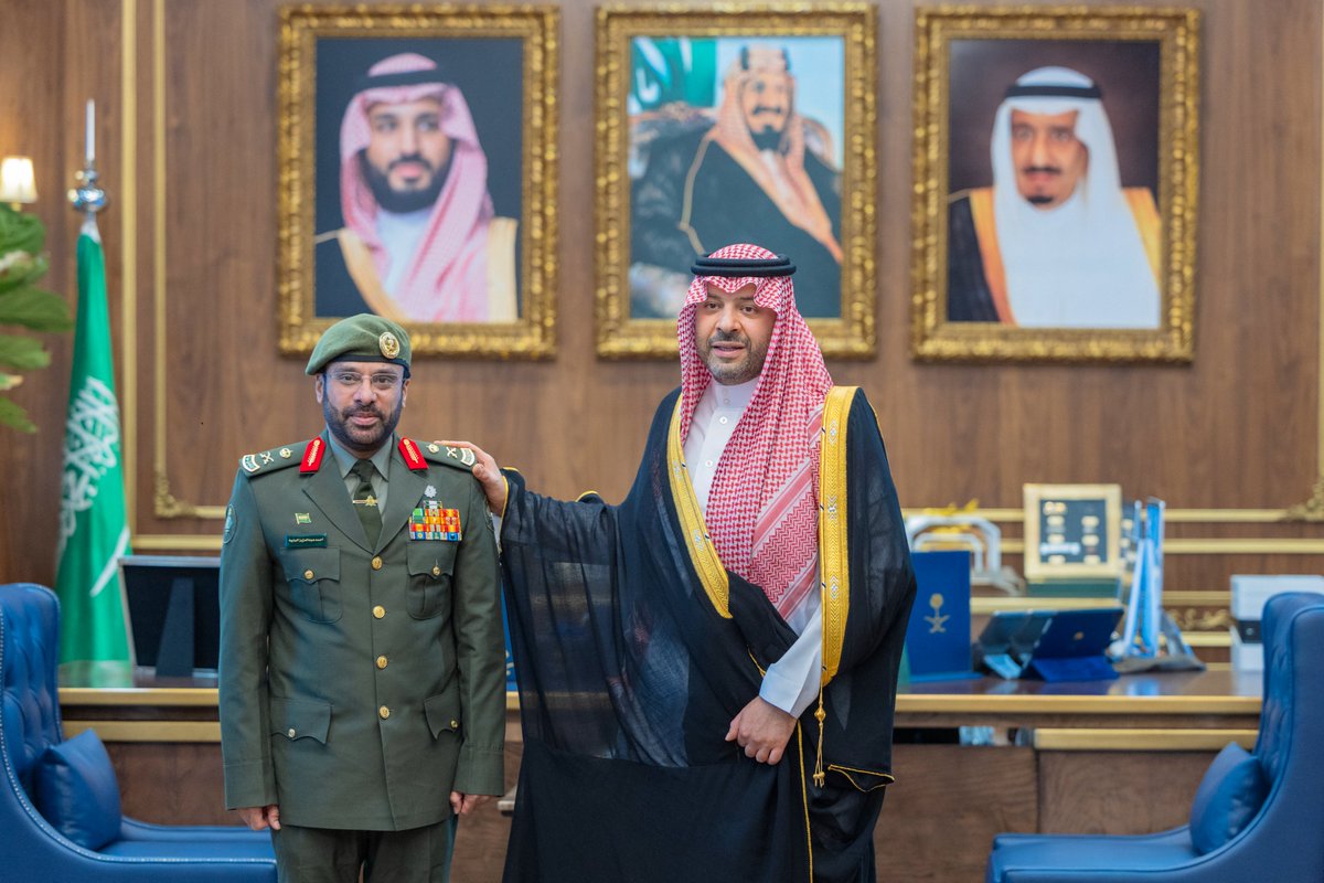 NorthborderSA's tweet photo. سمو #أمير_منطقة_الحدود_الشمالية يُقلّد مدير إدارة الجوازات بالمنطقة رتبته الجديدة.
https://t.co/02TwGPZarN https://t.co/OYJloOquta