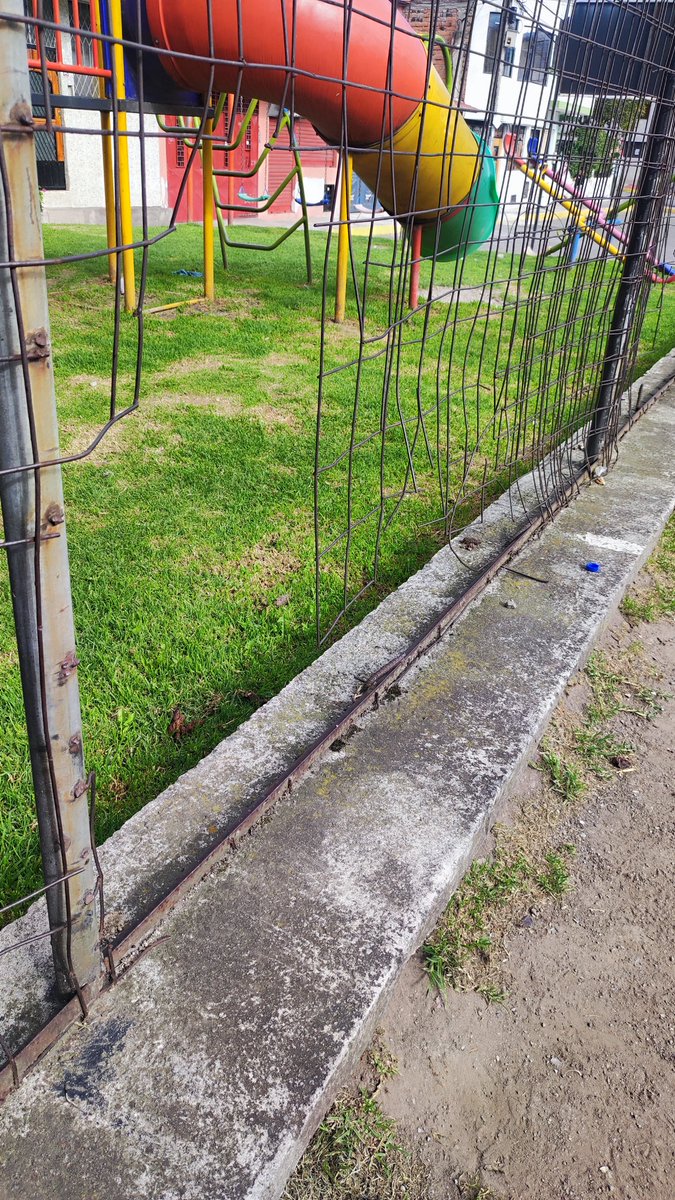 Joranth2's tweet photo. @ObrasQuito nuevamente les pido incluir este parque en las adecuaciones en el barrio 14 de enero. Ya están acabando el mantenimiento de la calle Chicaña, está obra no debe costar ni el 5% de lo invertido allí. @pabelml @teleamazonasec https://t.co/D1Ot7rF364