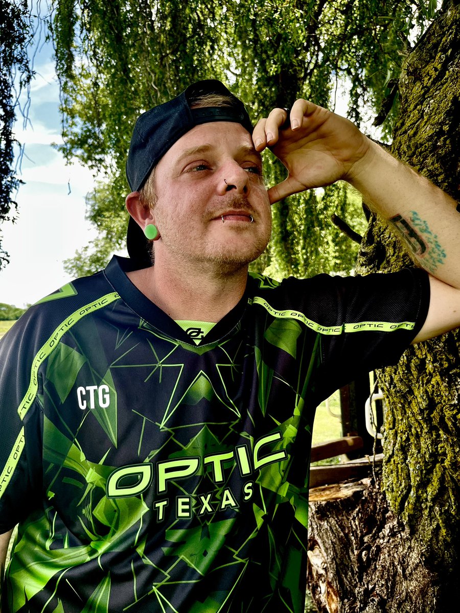 StreamAdverts's tweet photo. Custom jerseys and gamer photoshoots really go hard together 😭🔥💚

@_xCTG_x repping the OpTic jersey with full Greenwall energy and honestly this pic looks straight out of an esports promo 👀📸

The vibes, the fit, the confidence… yeah this one is definitely frame-worthy fr 🫶✨

#OpTic #Greenwall #GamingCommunity #Esports #ContentCreator