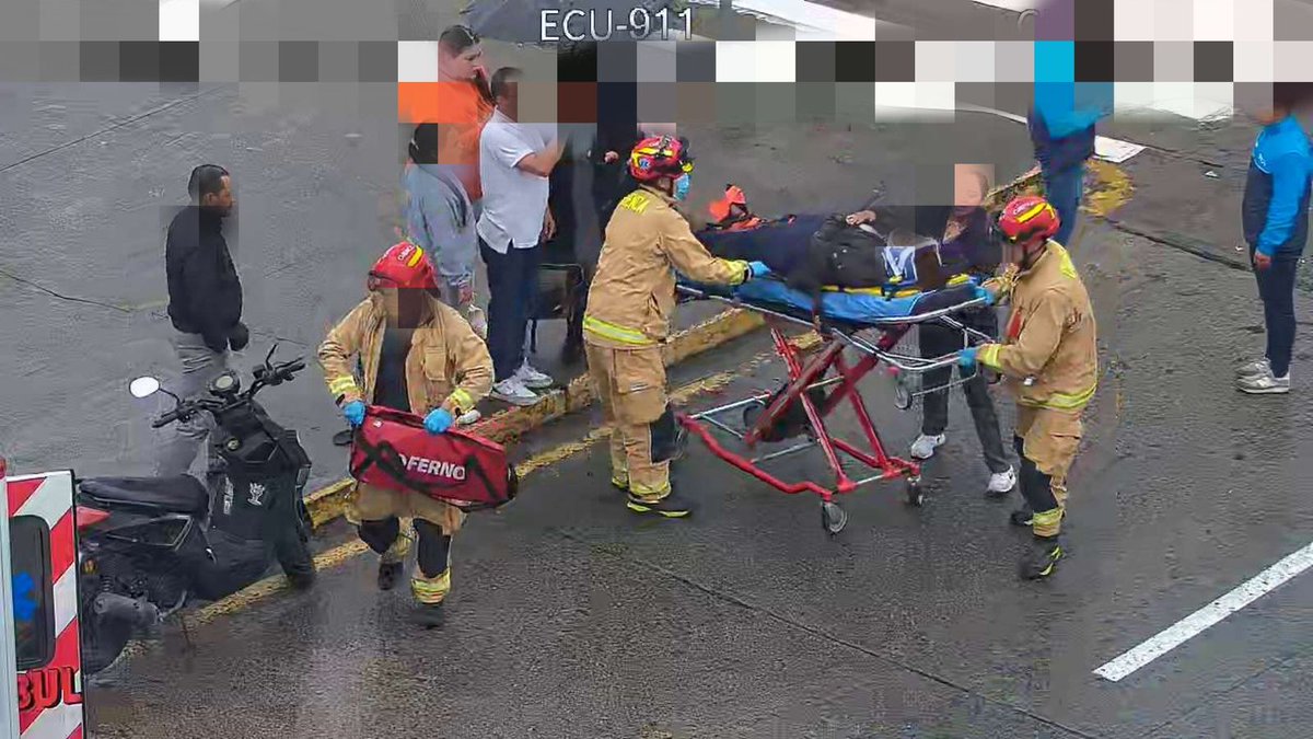 CupulaDigitalEc's tweet photo. Tras la alerta, el #ECU911 Austro coordinó la movilización de personal de la EMOV EP y del Cuerpo de Bomberos de Cuenca para atender la emergencia y brindar asistencia en el lugar.
Las autoridades recomiendan a los conductores respetar las señales de tránsito. https://t.co/djAhf7Sp5G