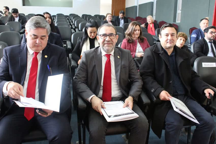 tvcamarapy's tweet photo. En el marco del proceso de selección de postulantes a ser representantes de @DiputadosPy ante el @fondec_py, la comisión de Educación, Cultura y Culto, presidida por el legislador Luis María González Vaesken (ANR-Alto Paraná), llevó a cabo una audiencia pública en la Biblioteca del Congreso Nacional para escuchar a los candidatos y conocer sus propuestas.

También participaron de la actividad los diputados @cerini_py (ANR-Itapúa) y @a_buzarquis (PLRA-Caaguazú).

El procedimiento está basado en la Ley N° 1299/98, creadora del Fondec, la cual encomienda la labor de evaluación previa de parte de la Cámara de Diputados.

Trece fueron los postulantes quienes expusieron sus planes, proyectos y programas para estimular, incentivar y promover las distintas manifestaciones artísticas nacionales a través del Fondec.
