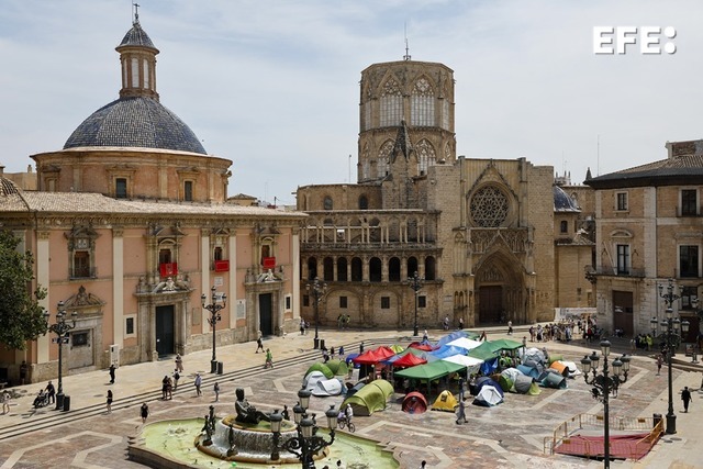 EFE_CValenciana's tweet photo. ⛺️🪧 Unos 50 docentes en 31 tiendas de campaña han pasado la noche en la plaza de la Virgen https://t.co/hMLdlhP1gr