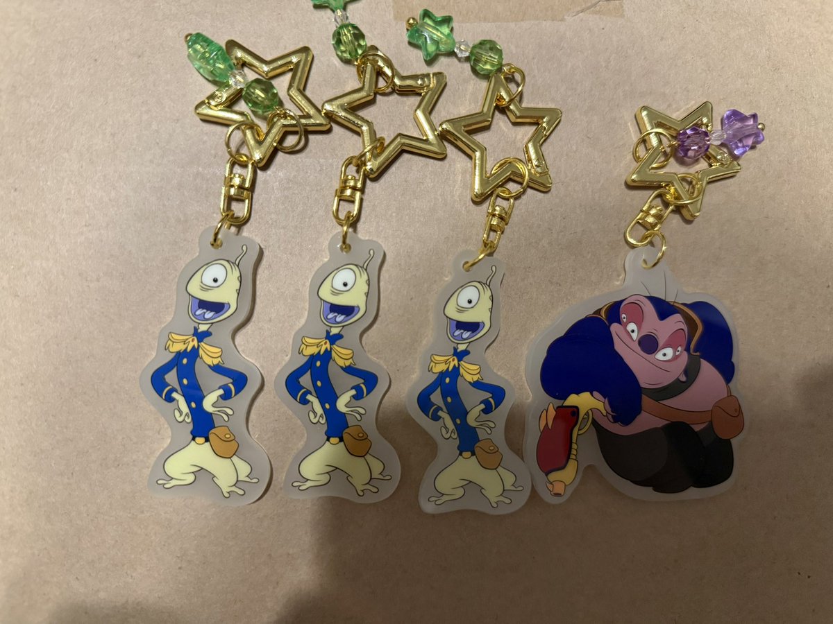 Disney_elect's tweet photo. ストアのスティッチのキーチェーン
4つ買ってこんなことある？？
プリークリー3てなに？？
蓄光楽しみにしてたけどさすがにどうでもよくなってしまった https://t.co/z3DzdDuLz4