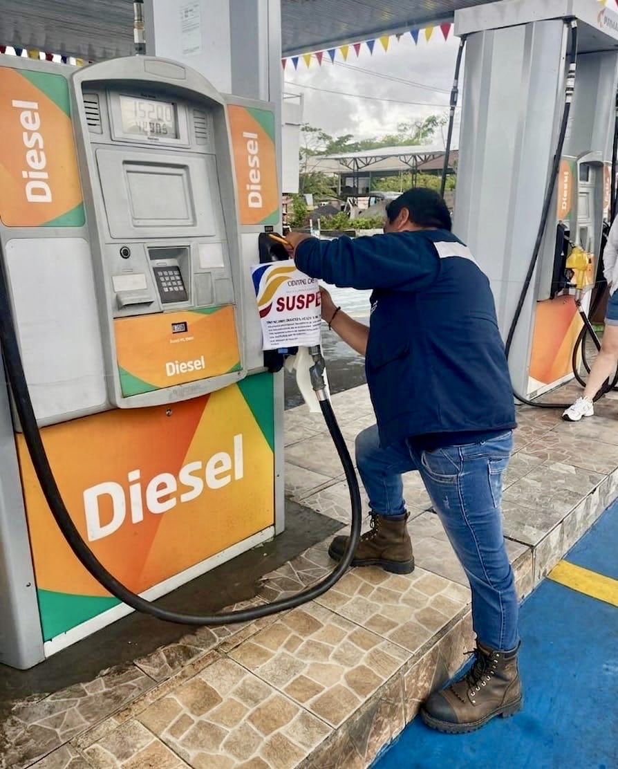 ARCH_Ec's tweet photo. ✅#ARCHControla 

👷🏽Personal de la Distrital Centro suspendió en #Pastaza una gasolinera tras detectar irregularidades en la carga de #combustible a un autotanque desde un dispensador, incumpliendo así la normativa legal vigente.

Control para un sector hidrocarburífero seguro.⛽️ https://t.co/Rl2owRzOpX