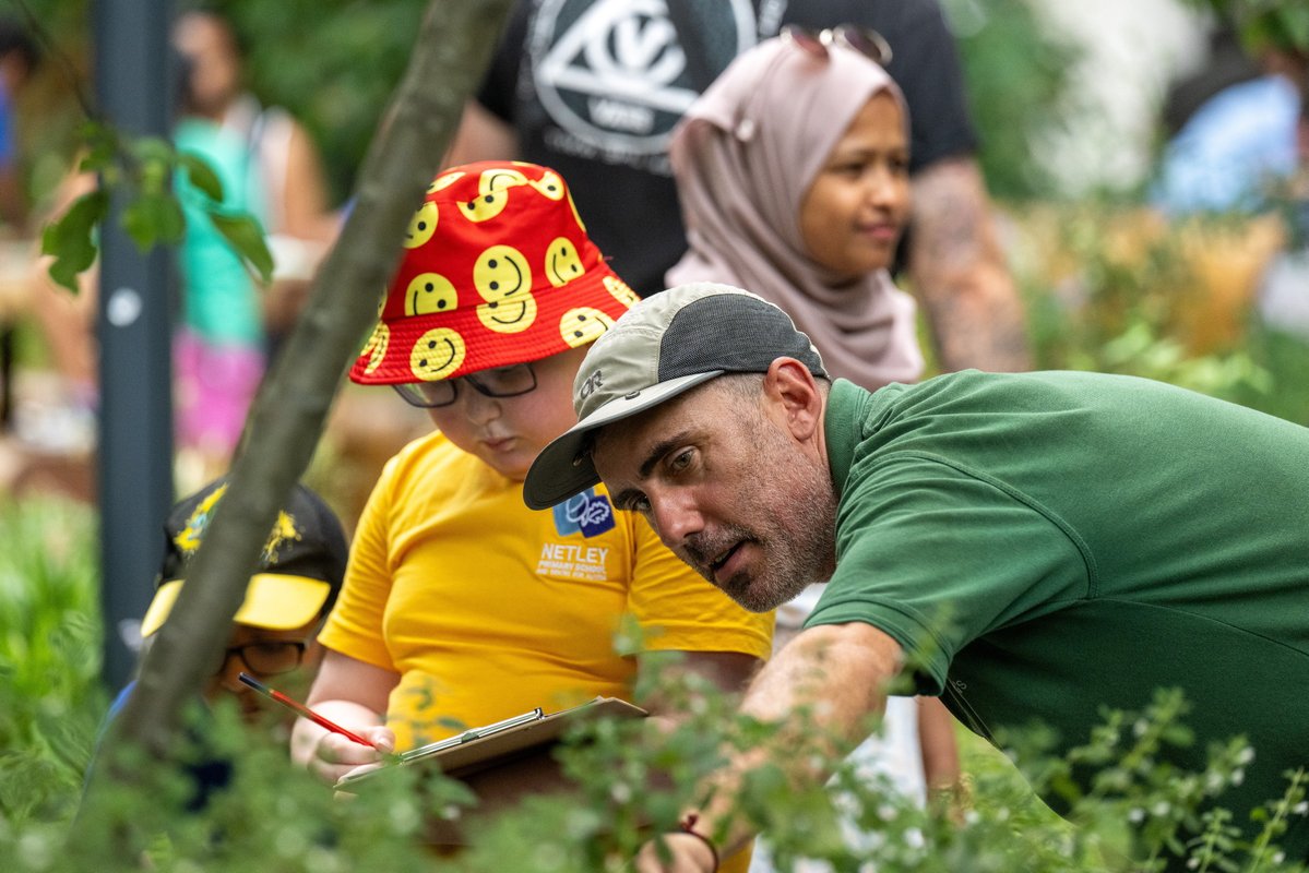 QSLandscaping's tweet photo. It's #NationalVolunteersWeek and the team have been busy: soup kitchens, school gardens, literacy, biodiversity workshops &amp; more. Time and again they spot a chance to help and get on with it. Every one of you makes Q&amp;S something to be proud of 💚  #Volunteering #GreenSpaces https://t.co/HkwHda3PFT