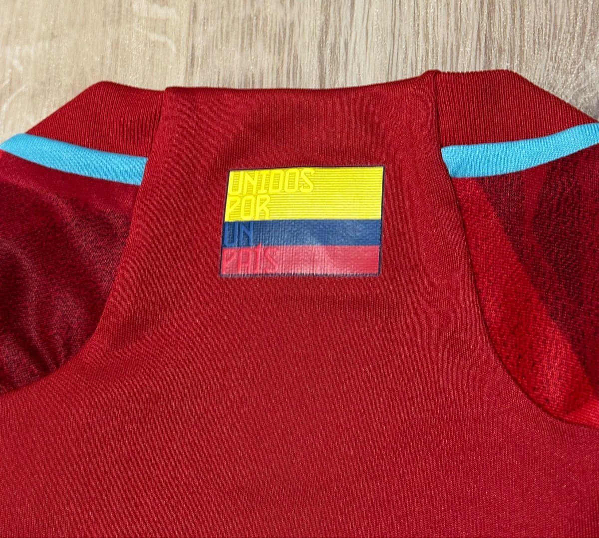sounds2move's tweet photo. Kolumbien Auswärtstrikot. 🇨🇴 
Größe M. Slim fit. 
20 Euro. https://t.co/Cn88zu7Mnv