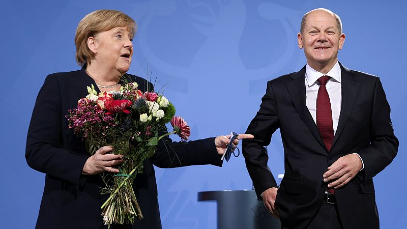 MarioNawfal's tweet photo. 🇩🇪Germany’s poverty rate has hit a new record high,  over 16% of the population now poor.

This is the bitter legacy of years of SPD-Green socialist rule: open borders, insane energy policies, mass migration and economic suicide.

Charity groups call it a “crisis-like situation."

They destroyed the economy and now Germans are queuing at food banks.

AFD at 28% in the polls. Germans have had enough.