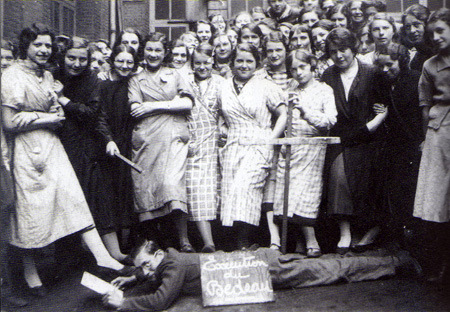 npa_revo's tweet photo. 1936 : les Fronts populaires contre la classe ouvrière

Dans l’historiographie officielle française, le Front populaire est associé aux congés payés, aux premières « vacances à la mer », aux « jours heureux »… Pourtant, les années 1930 ont surtout été une décennie d’intenses affrontements entre le prolétariat et la bourgeoisie.

L’accession de Hitler au pouvoir en janvier 1933 donna des ailes à l’extrême droite mondiale. Le 6 février 1934, sur fond de scandales de corruption éclaboussant la classe politique, une centaine de milliers de militants fascistes et d’anciens combattants attaquèrent l’Assemblée nationale à Paris, un peu à la manière des trumpistes s’en prenant il y a cinq ans au Capitole. Ils firent tomber le gouvernement et exercèrent une pression à droite sur le nouvel exécutif, qui s’attaqua aux maigres droits sociaux de l’époque.

Dans l’État espagnol, le général Franco, qui s’était déjà illustré par les répressions contre les grèves de mineurs, organisa un coup d’État contre la République récemment proclamée.

C’est au nom de la lutte contre l’extrême droite et de la défense de la démocratie que les partis communistes ont élaboré la politique de « front populaire », c’est-à-dire d’union avec le Parti socialiste, mais aussi avec des partis bourgeois comme le parti radical.

Or, face à l’extrême droite, la classe ouvrière n’est pas restée sans combattre. Les années 1934-1936 ont au contraire vu une remontée des luttes ouvrières partout en Europe, mais aussi aux États-Unis et dans les pays colonisés. Bien loin de permettre à ces mouvements de se développer pour en finir avec la société d’exploitation et d’oppression qui engendre le fascisme, les coalitions de « front populaire » ont au contraire œuvré de tout leur poids à canaliser ces luttes et à mettre les classes ouvrières à la remorque de leur bourgeoisie.

Retrouvez un dossier sur notre site 👇👇👇
https://t.co/XY6J3EDnRK