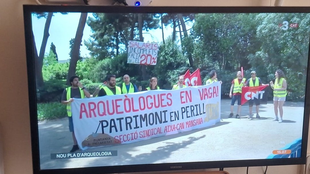 FerreroGenis's tweet photo. Avui les companyes d' @AixaCNT ho han tornat a fer.

Han anat a protestar al rovell de l'ou del sector quan polítics, empresaris, buròcrates i alguns arqueòlegs anaven a parlar del futur del sector.

Doncs allà estaven després de 9 mesos de vaga indefinida i la teletres hi era 🔥 https://t.co/HrTOeVXLqh
