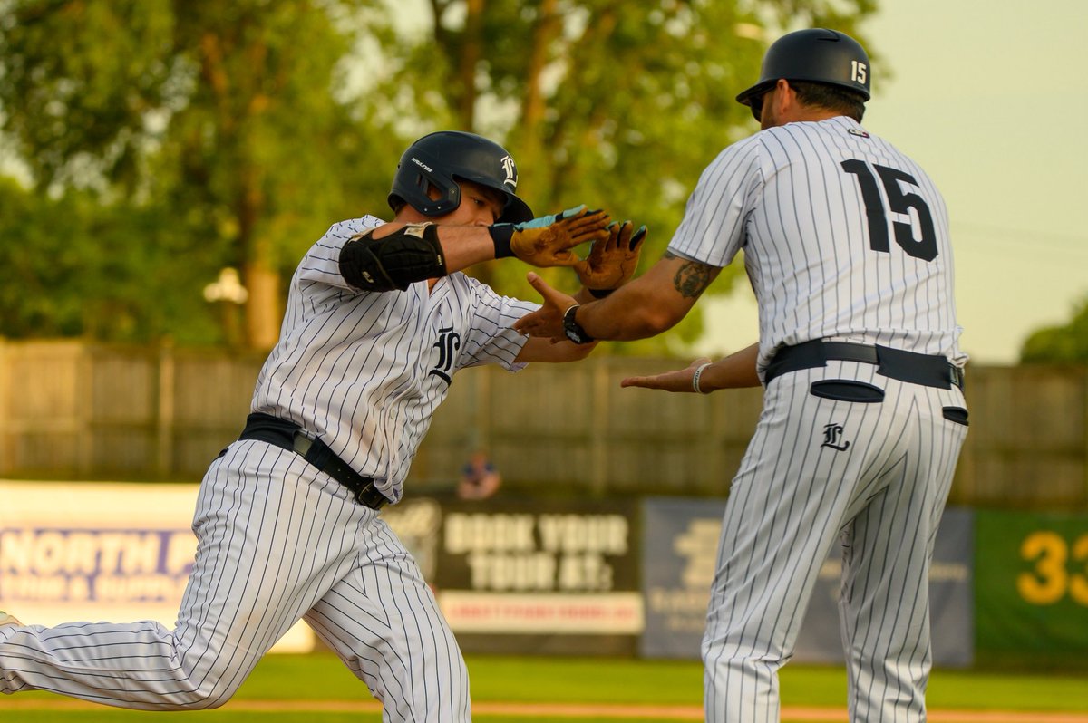 HiscoxPhotos's tweet photo. A Friday night filled with emotions! First hits, big home runs and a big ninth inning!
#londonmajors #majorscity #sportsphotography #baseballphotography https://t.co/9NDv223FOR