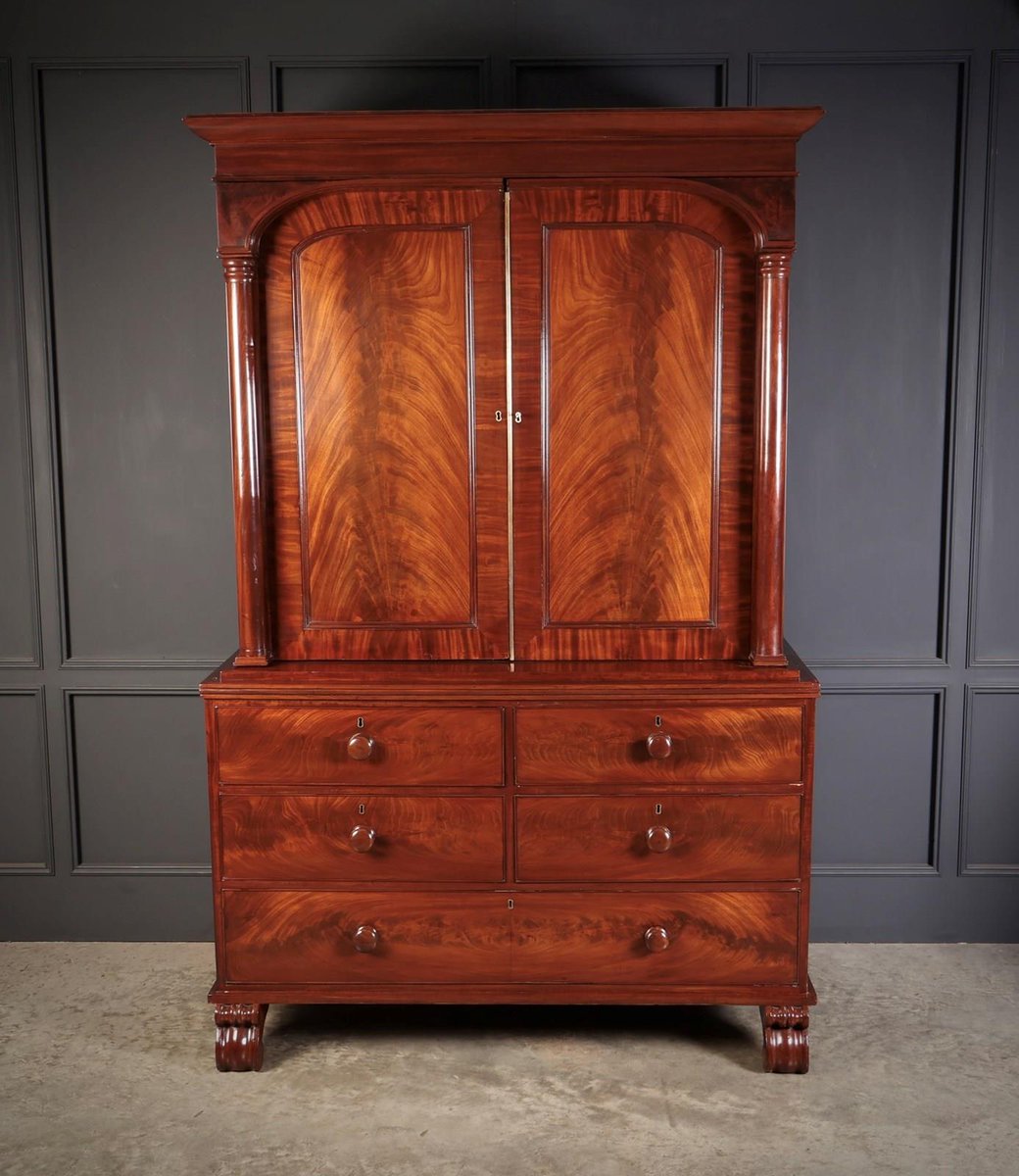 DCwebsite's tweet photo. A fine early 19th-century Scottish mahogany linen press of excellent colour and figure, offered in very good condition. Approx H: 211.5cm W: 135cm D: 67cm

Discover here https://t.co/trjjKZAFOZ https://t.co/ZwwQsXDLJM