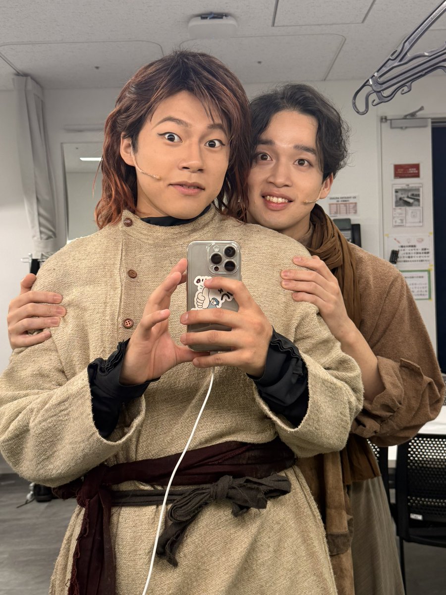 reiji_0907's tweet photo. 相変わらずのアンバースロス、、、
また皆さんと一緒にお仕事したいなぁと思いながら、スマホのアルバムを見ていたら、、、
まーとの写真が1番多かったw
公演中は楽屋入りしてからバイバイするまでずっと一緒だったからなー
こんど遊びに行こうね！

#AmberS #千葉雅大 #零時 https://t.co/ORU1SUsy11
