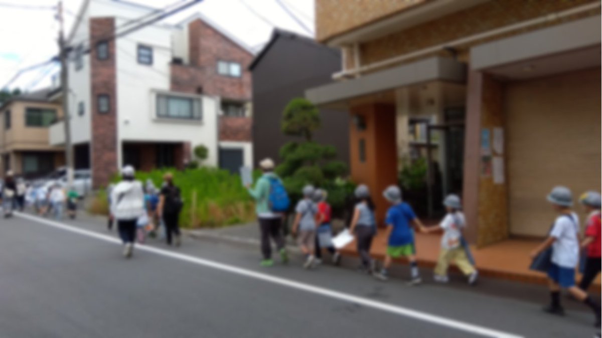 yanagicho_es's tweet photo. 5/29(金)、1、２年生生活科見学「小石川植物園」が行われ、14名の保護者の皆様にお手伝いいただきました。子供達は校庭ではじめの会を行った後、１年生と２年生がペアになって手をつなぎ、植物園へ向かいました。植物園では、1、２年生合同の班毎に、「シロツメクサ」「アザミ」など９種の植物探しに挑戦しました。見つけた植物について情報交換をしたり、バッタを見つけて捕まえようとしたりと、それぞれが春の自然に親しみながら活動することができました。支援員の皆様には交通安全の補助や散策中の見守りにご協力いただきました。ありがとうございました。
