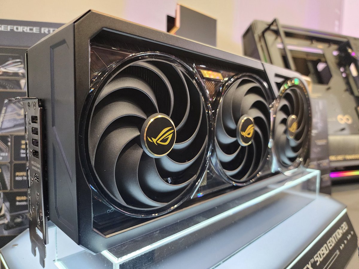 framebuffer_br's tweet photo. #GPUPorn  The ROG Astral GeForce RTX 5090 Anniversary Edition 20 é maior que um tijolo! https://t.co/g1YbwbfVtS