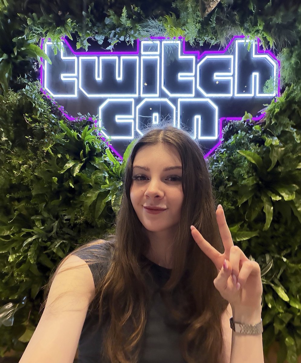 F1NN5TER's tweet photo. sorry for exclusively doing the peace sign in all your photos, idk how to stop https://t.co/E1Ejcj7MvK