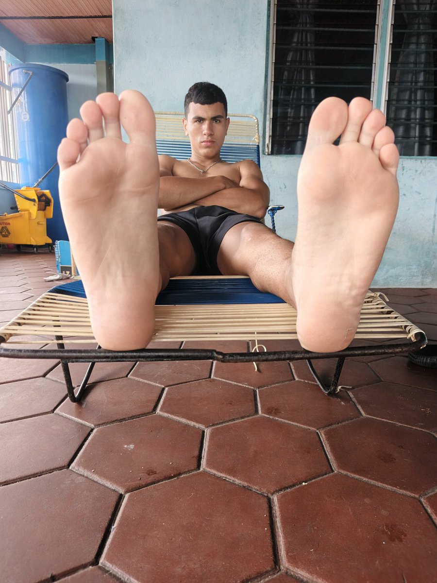 MaximoMuoz13730's tweet photo. Soles so addictive they leave a permanent mark on your mind 😵‍💫

#findom #ATM #cashmaster #cashslave https://t.co/rsZes8t6N2