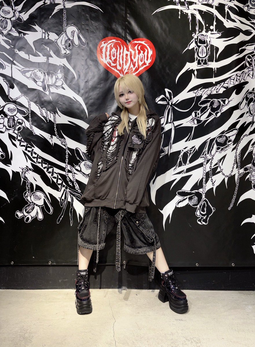 BACKSTAGEPASShr's tweet photo. ◼️スタッフコーデ◼️

大人気ダメージパーカーを合わせたサブカル×ギャルコーデ🔥

白Tとのレイヤードで存在感も抜群、黒と合わせても可愛い

暑い日でも着れる優れものをゲットしよう✨ https://t.co/wxJEOGVLpx