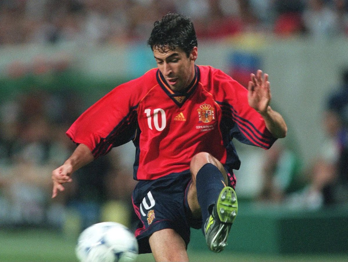 Fandom_ID's tweet photo. Luis Aragones memilih tak membawa Raul Gonzalez ke Euro 2008

Ia lebih memilih membangun ulang skuad dengan pemain-pemain yang dianggap berada dalam performa puncak.

Dia jg menerapkan taktik baru dan memberikan tempat kepada penyerang yang sedang naik daun seperti Fernando Torres dan David Villa.

Aragones sendiri sudah mencoret Raul dari timnas sejak September 2006. Meskipun Raul tampil tajam bersama Real Madrid.

Keputusan itu membuatnya dinilai sbg pelatih kontroversial dan memicu perdebatan di media Spanyol.

Terlebih pencoretannya jg karena dirinya menilai gaya bermain Raul tidak lagi sesuai dengan sistem taktik baru yang ingin ia terapkan untuk Spanyol.

Pada akhirnya, Spanyol jadi juara dan fondasi yg dibangun Aragones bisa diteruskan Vicente del Bosque untuk jadi juara dunia dan back to back Euro.

Siapa lagi legend yg ditinggalkan untuk turnamen besar?