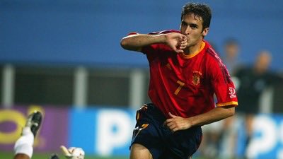 Fandom_ID's tweet photo. Luis Aragones memilih tak membawa Raul Gonzalez ke Euro 2008

Ia lebih memilih membangun ulang skuad dengan pemain-pemain yang dianggap berada dalam performa puncak.

Dia jg menerapkan taktik baru dan memberikan tempat kepada penyerang yang sedang naik daun seperti Fernando Torres dan David Villa.

Aragones sendiri sudah mencoret Raul dari timnas sejak September 2006. Meskipun Raul tampil tajam bersama Real Madrid.

Keputusan itu membuatnya dinilai sbg pelatih kontroversial dan memicu perdebatan di media Spanyol.

Terlebih pencoretannya jg karena dirinya menilai gaya bermain Raul tidak lagi sesuai dengan sistem taktik baru yang ingin ia terapkan untuk Spanyol.

Pada akhirnya, Spanyol jadi juara dan fondasi yg dibangun Aragones bisa diteruskan Vicente del Bosque untuk jadi juara dunia dan back to back Euro.

Siapa lagi legend yg ditinggalkan untuk turnamen besar?