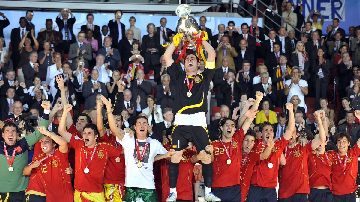 Fandom_ID's tweet photo. Luis Aragones memilih tak membawa Raul Gonzalez ke Euro 2008

Ia lebih memilih membangun ulang skuad dengan pemain-pemain yang dianggap berada dalam performa puncak.

Dia jg menerapkan taktik baru dan memberikan tempat kepada penyerang yang sedang naik daun seperti Fernando Torres dan David Villa.

Aragones sendiri sudah mencoret Raul dari timnas sejak September 2006. Meskipun Raul tampil tajam bersama Real Madrid.

Keputusan itu membuatnya dinilai sbg pelatih kontroversial dan memicu perdebatan di media Spanyol.

Terlebih pencoretannya jg karena dirinya menilai gaya bermain Raul tidak lagi sesuai dengan sistem taktik baru yang ingin ia terapkan untuk Spanyol.

Pada akhirnya, Spanyol jadi juara dan fondasi yg dibangun Aragones bisa diteruskan Vicente del Bosque untuk jadi juara dunia dan back to back Euro.

Siapa lagi legend yg ditinggalkan untuk turnamen besar?