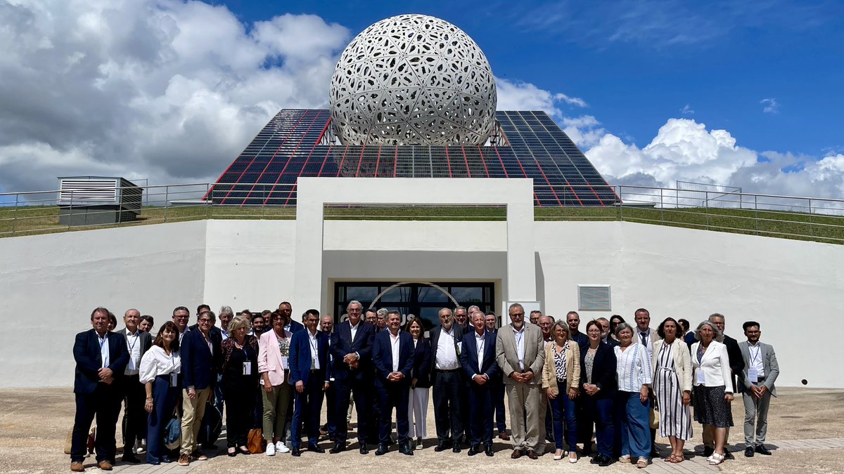 departement86's tweet photo. #Numérique | Cap sur l’IA : les Départements accélèrent leur transformation numérique 🚀 

Alain Pichon, Président du Département de la Vienne, François Sauvadet, Président de Départements de France et Claude Riboulet, Président de la commission Innovation, Numérique et Intelligence Artificielle de Départements de France ont ouvert les travaux du Club Data-IA au Parc du Futuroscope 🙌

✅ 2 jours d’échanges et de partages pour imaginer l’action publique augmentée par l’IA autour de plusieurs thématiques : la sécurité, l’éducation et la formation numérique avec Campus Numeria, la gestion intelligente de la ressource en eau, les outils IA utilisés avec France Travail…

Les Départements à l’heure de l’IA : innover pour mieux servir les citoyens !