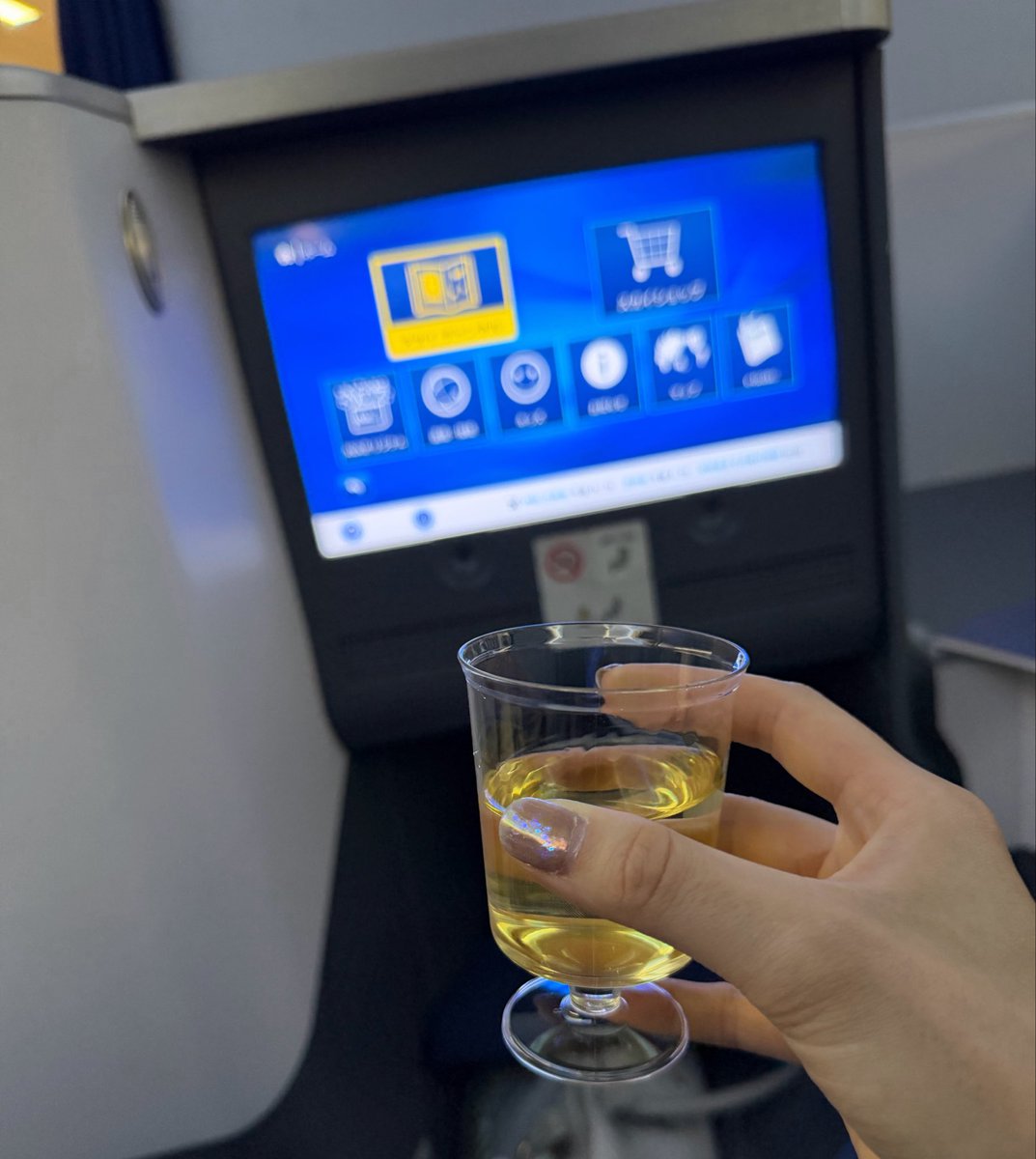 malory_Oct0506's tweet photo. 今年も2週間ほどヨーロッパ行ってきます〜👋🏻💙
ウェルカムスパークリングおいしい🍾 https://t.co/Amgm6PzIrY