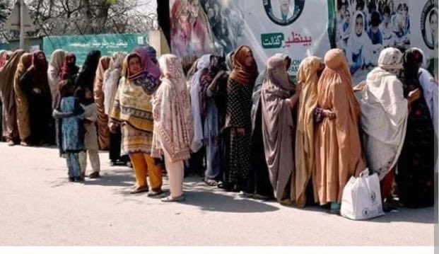 NaeemRehmanEngr's tweet photo. پاکستان کو بے نظیر انکم سپورٹ نہیں ایجوکیشن سپورٹ، اسکل سپورٹ اور اے آئی سپورٹ پروگرام کی ضرورت ہے۔ قوم کے بچوں کو معیاری تعلیم اور اسکلز کی ضرورت ہے۔ ایک طرف صوبائی حکومتیں تعلیمی ادارے آؤٹ سورس کررہی ہیں دوسری طرف غریبوں کا نام لیکر سیکڑوں ارب روپے ایک ایسے پروگرام کے لیے رکھے جارہے ہیں جو غربت میں کمی کے بجائے اضافہ کا سبب بن رہا ہے۔ ورلڈ بینک کے مطابق ملک میں گذشتہ تین برس میں غربت میں 33 فیصد اضافہ ہوا اور ایک کروڑ 30 لاکھ نئے افراد غربت کی سطح سے نیچے چلے گئے ہیں۔ بے نظیر انکم سپورٹ پروگرام قوم کو بھکاری بنانے کا فراڈ پروگرام ہےاور پی پی اور ن لیگ کی ملی بھگت ہے۔  پیپلزپارٹی کے طرز حکمرانی نے یہ بات ثابت کردی کہ اگر وہ کسی پراجیکٹ کے لیے پیسے مانگ رہے ہے تو سمجھ لیں کرپشن کرنےکے لیے مانگ رہے ہیں ۔اور وڈیرہ سسٹم کو مزید مضبوط کرنا چاہتے ہیں۔