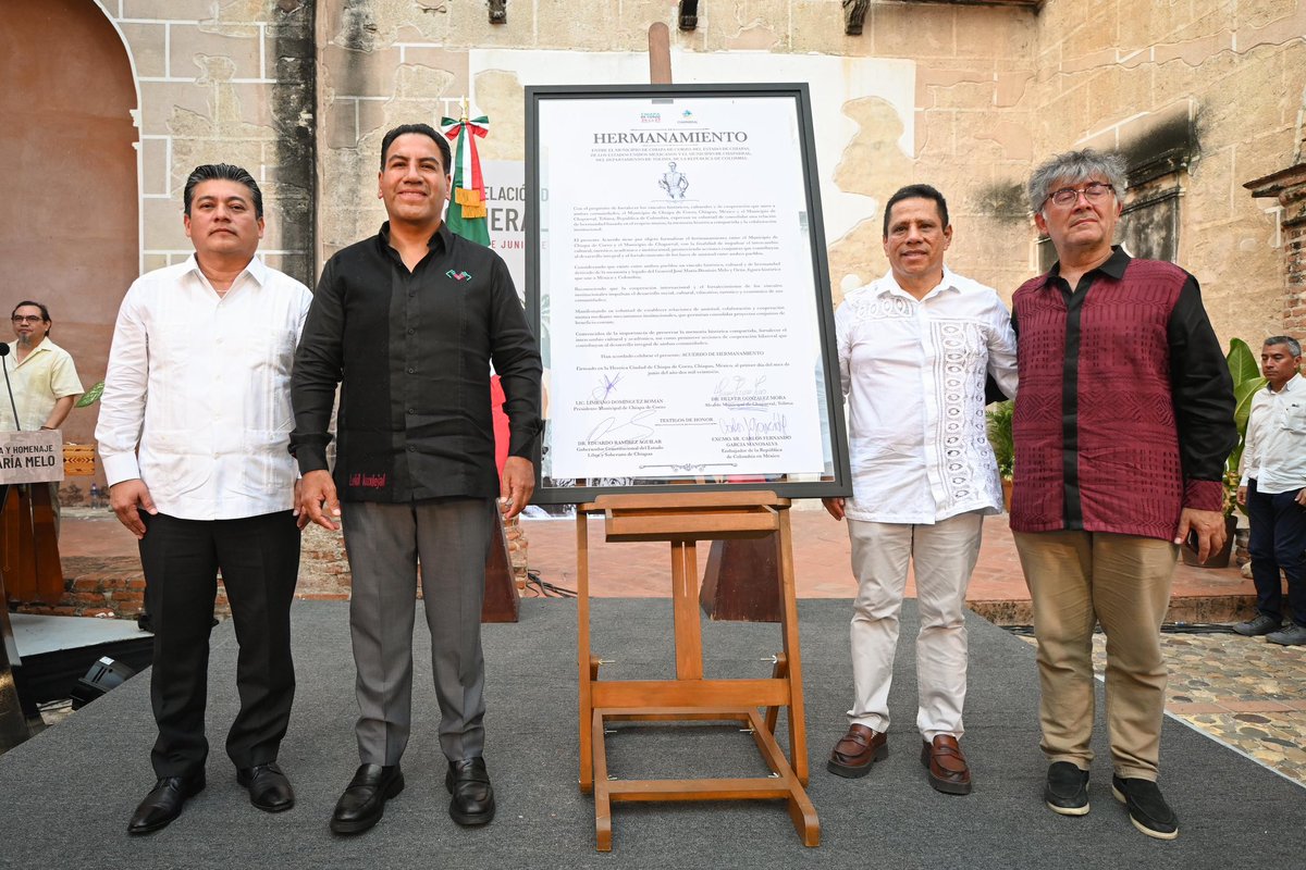 ramirezlalo_'s tweet photo. Desde la heroica Chiapa de Corzo, junto al excelentísimo embajador de Colombia en México, Carlos Fernando García Manosalva, llevamos a cabo la develación de la escultura y la ceremonia conmemorativa en honor del general José María Melo.

Es un gran honor realizar estos actos, pues José María Melo fue un destacado militar que llegó a ser presidente de Colombia. Luchó contra los terratenientes de su época, quienes se resistían a perder sus privilegios. Humanista y defensor de las causas justas, cuando fue exiliado se sumó a la causa liberal en México durante el gobierno del presidente Benito Juárez y combatió junto al gobernador Ángel Albino Corzo.

Hoy, Chiapas y Colombia refrendan sus lazos históricos. Por ello, asumimos el compromiso de redoblar esfuerzos para localizar y repatriar sus restos, a fin de que reposen en su patria y su legado de justicia y libertad sea preservado para las futuras generaciones.

Su lucha no fue en vano: la historia lo honra y los pueblos hermanos lo recuerdan.