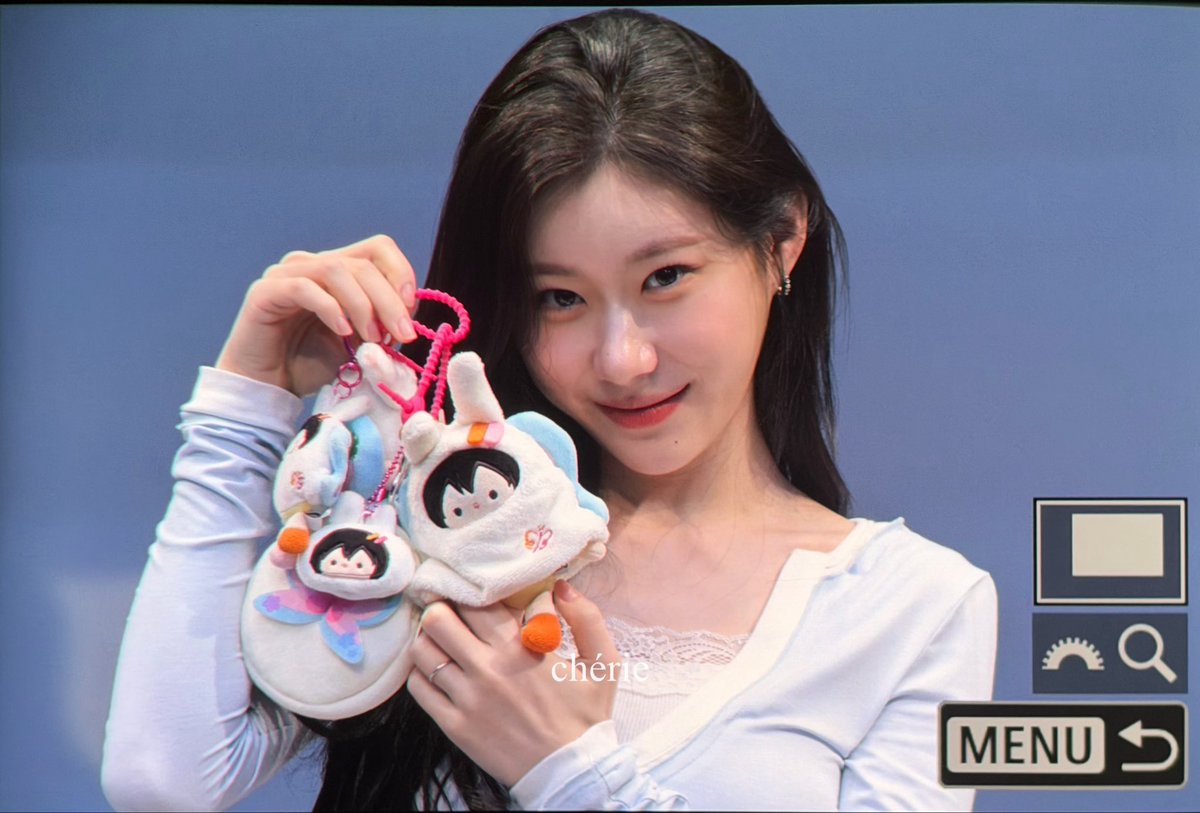 cherie_605's tweet photo. 260602 귀여움+++🥺
#채령 #CHAERYEONG #있지 #ITZY https://t.co/VIm8Yym51h