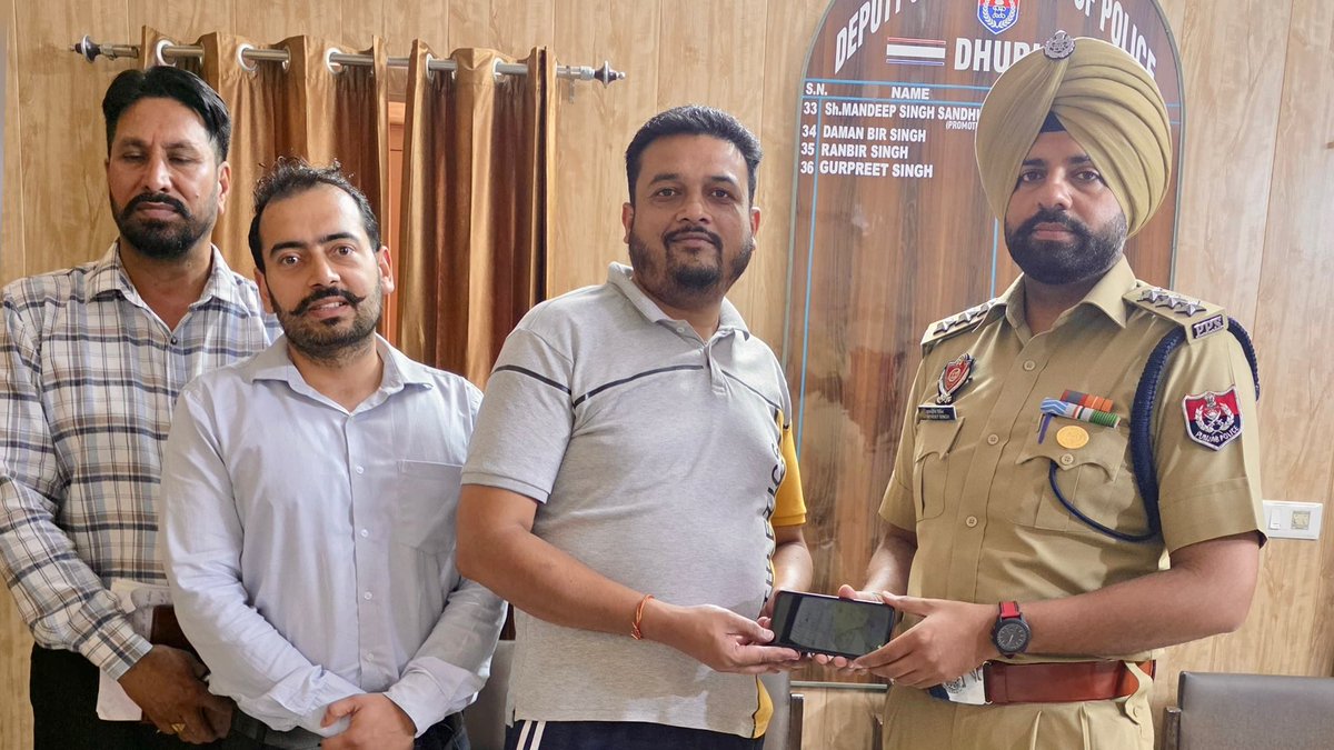 SangrurPolice's tweet photo. Another step towards public service! 👮‍♂️📱

Sangrur Police (Sub-Division #Dhuri) handed over 10 lost mobile phones to their rightful owners today. Sub-Division Dhuri has successfully traced a total of 64 mobile phones from June 2025 to date. 📱🤝

(1/2) https://t.co/wkoAB8Uxdd