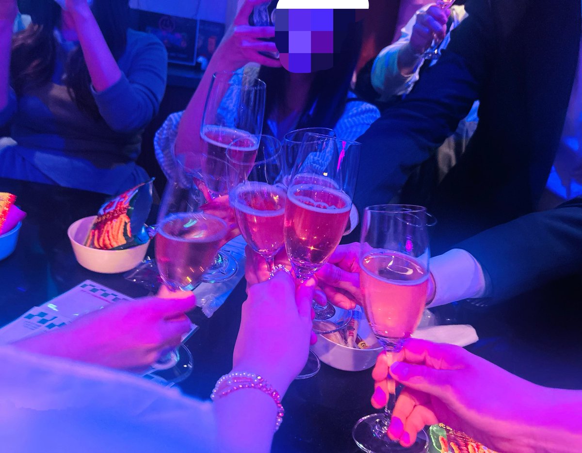 ymrr00's tweet photo. どんな所やねんとよく言われますが
愉快なオーナーズと、いつも通りのめるりりと、愉快お客様で楽しむBARです(笑)

🍺飲み放題のみ🍷チャージなし
🍙この日は \おばんざい/あり
🚬 吸えるわよ
💰キャッシュレスok

めるりり誕生日4月お祝いまだ＆言いそびれた＆また祝いたい人は是非とも飲ませてちょ🎩 https://t.co/JdMzM2sG9o