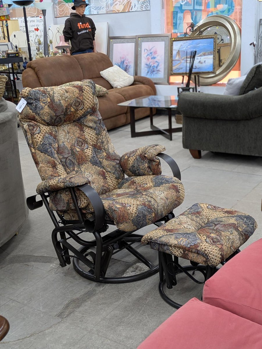 FindYEG's tweet photo. This chair was part of someone’s everyday life.
Morning coffee. Late-night conversations. Quiet moments in between.

Now, it’s ready for something new.

A place to sit. A place to begin again. https://t.co/NOmfJCh5U5