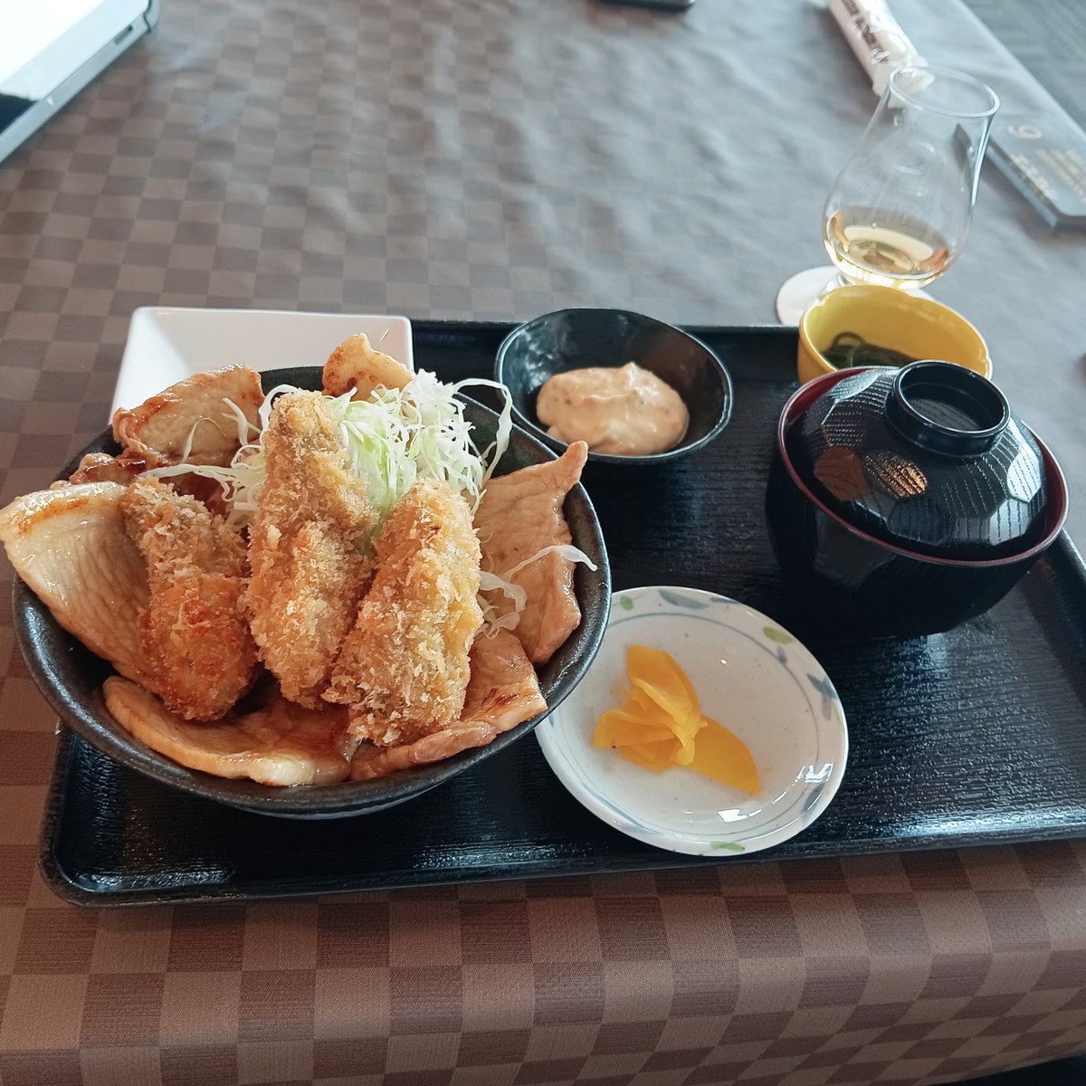 cricketer_fm's tweet photo. 出張〜。
メンズエステという文化はなかろう。
旅館の猫は人見知り。
1年分は牡蠣食べた。 https://t.co/tgTiQMN66g