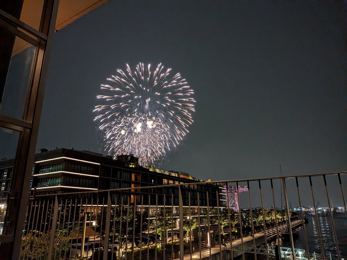 TOQBOX9006's tweet photo. 今日は横浜開港祭⚓️
開催が危ぶまれた花火、見に行けてよかった。

普段は近づいてみようとは思わないけど…大好きなカフェが貸切イベントやるっていうんで申し込んだら当たったので😊

公式の有料席が7,000円なのに
ハンマーヘッドで遮られるところがあるとはいえ、8,000円でビュッフェ付きは良き🫰 https://t.co/52VD6EV4Pj