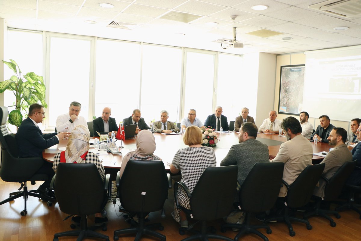 TC_sancaktepe's tweet photo. 🔷️ Kaymakamımız @naifyavuz başkanlığında “Bizim Mahalle Güçlü Toplum Projesi” Koordinasyon ve Değerlendirme Toplantısı gerçekleştirildi.

📌 İlgili kurum müdürlerinin katılımıyla gerçekleştirilen toplantıda, proje kapsamında yürütülen çalışmalar değerlendirilirken, aile yapısının güçlendirilmesi, çocuk ve gençlerin eğitim süreçlerine devamlarının sağlanması, mahalle düzeyindeki sosyal sorunların çözümüne yönelik faaliyetler ve kurumlar arası koordinasyon konularında istişarelerde bulunuldu.

🏘️👨‍👩‍👧‍👦 “Bizim Mahalle Güçlü Toplum Projesi”; ailenin güçlendirilmesi, çocuk ve gençlerin eğitim hayatından kopmasının önlenmesi ve eğitim süreçlerine devamlarının sağlanması, mahalle düzeyindeki sosyal sorunların hızlı bir şekilde tespit edilerek çözüm süreçlerinde etkin koordinasyonun kurulması ve toplumsal dayanışmanın güçlendirilmesi amacıyla yürütülmektedir.

📍Sancaktepe Kaymakamlığı Toplantı Salonu