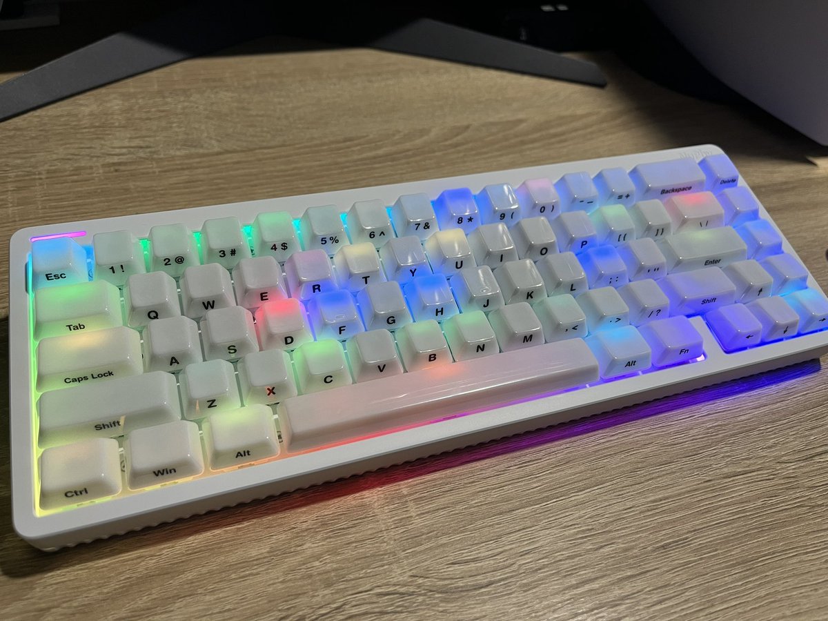 nicomatsu129558's tweet photo. 最近知ってすぐに買ってしまったジルコニアセラミックキーキャップがついに届きました。こんなにも触り心地がいいキーキャップがあるんだと。そしてセラミックキーキャップにしては割と安めなのも良い。
#TacType https://t.co/3EXxOksEWD