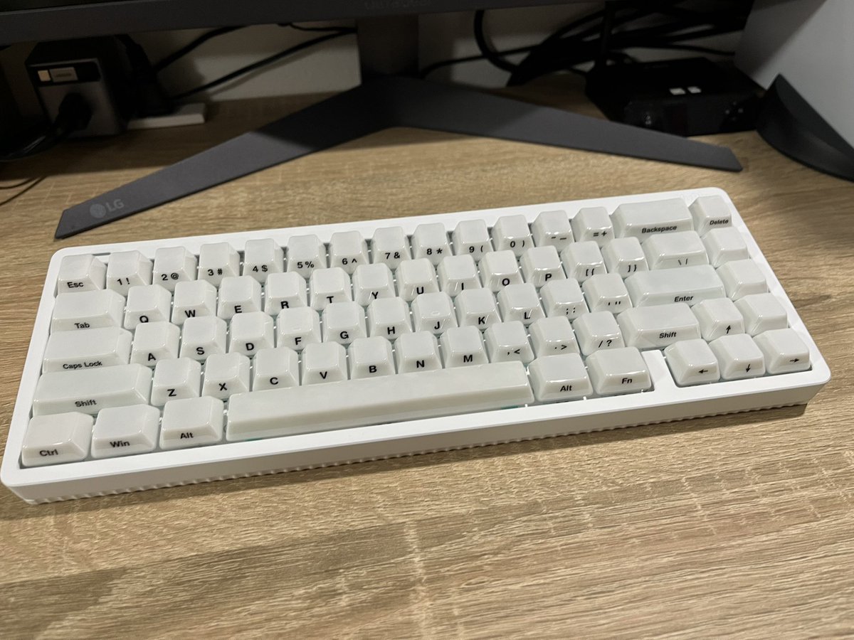 nicomatsu129558's tweet photo. 最近知ってすぐに買ってしまったジルコニアセラミックキーキャップがついに届きました。こんなにも触り心地がいいキーキャップがあるんだと。そしてセラミックキーキャップにしては割と安めなのも良い。
#TacType https://t.co/3EXxOksEWD
