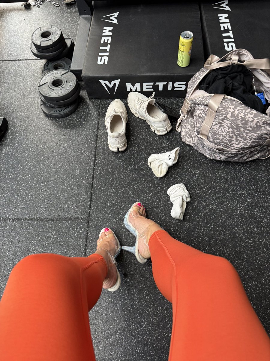 Gymwife01's tweet photo. New heels getting me some stares in the gym but idk 👀 https://t.co/ETjhGulrIA