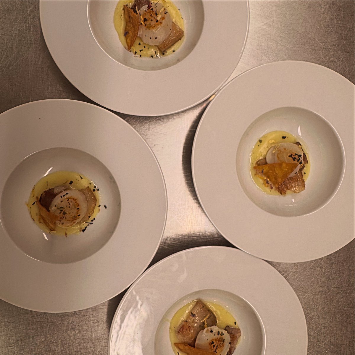 travesures's tweet photo. Degustacions - vieira amb cançalada a baixa temperatura  😜💯🥂i cava Sanstravé 😜🤣 #cuinadecasa #mejaribeure #sempreataula https://t.co/vP781s1FJq